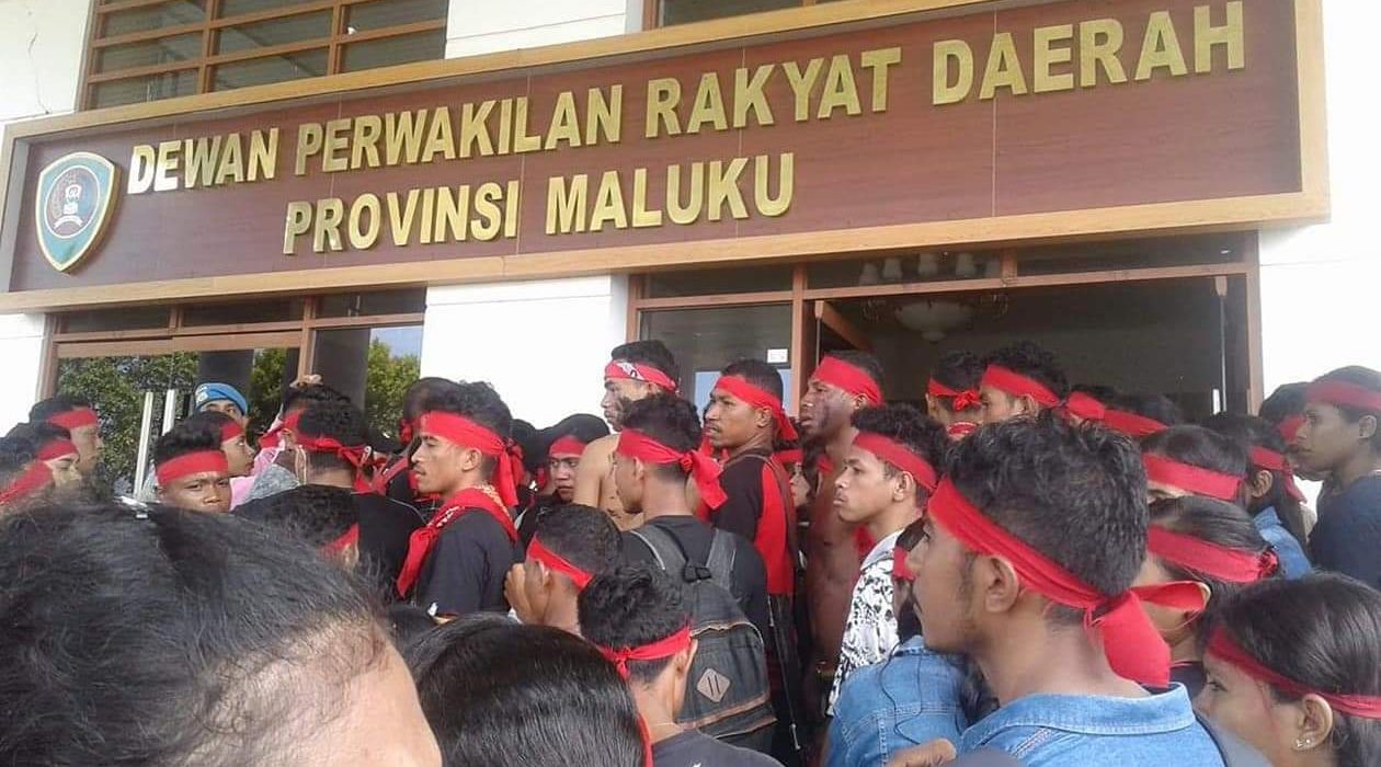 video seram wa Protesten bij provinciaal parlementsgebouw tegen video seram wa Protesten bij provinciaal parlementsgebouw tegen